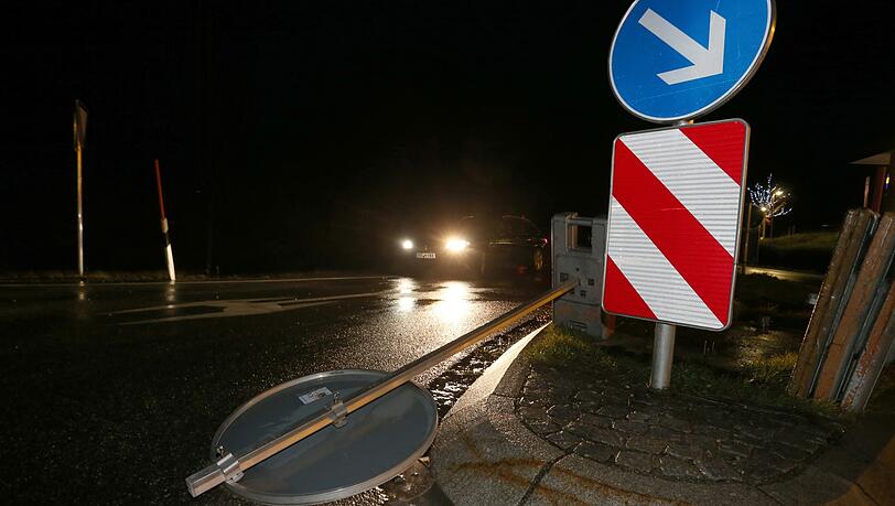 Martinszell: Ein vom Sturm umgewehtes Verkehrsschild liegt nahe der Bundesstraße 19. Martinszell: Ein vom Sturm umgewehtes Verkehrsschild liegt nahe der Bundesstraße 19.