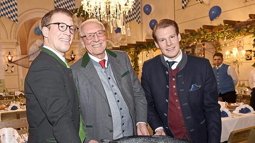 In bester Waller-Stimmung: Hausherr Edi Reinbold mit seinen beiden Söhnen Ludwig (l.) und Mathias (r.) beim traditionellen Fischessen im Franziskaner.