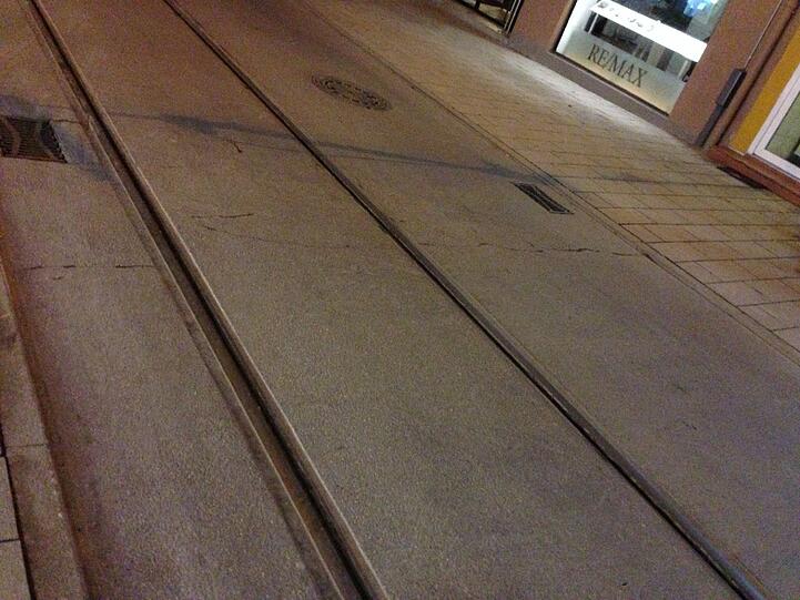 Die Risse in der Waschbeton-Fahrbahn der Gleichmann- und Bäckerstraße.