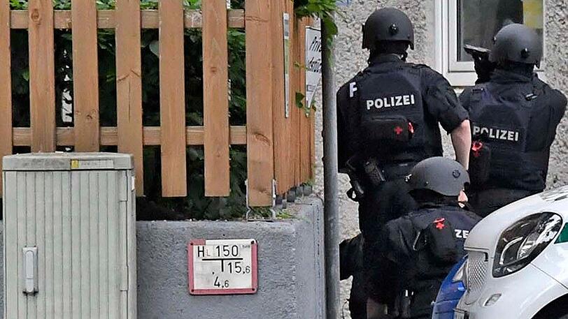 Die Polizei war am Freitagabend an der Rosenheimer Straße/Ecke Anzinger Straße mit einem Großaufgebot im Einsatz.
