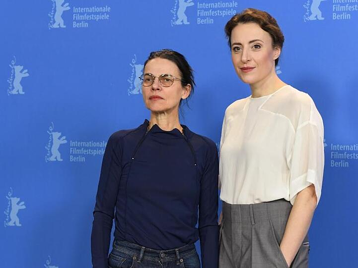 Regisseurin Angela Schanelec und Schauspielerin Maren Eggert stellten ihren Film "Ich war zuhause, aber" auf der Berlinale vor.