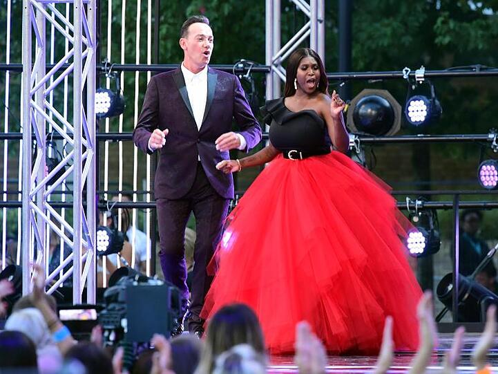 Craig Revel Horwood und Motsi Mabuse sind Jurymitglieder der britischen Tanzshow "Strictly Come Dancing".