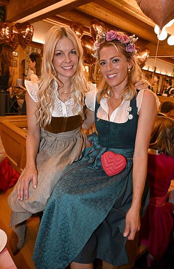 Tina Kaiser und Nele Kiper posierten zusammen für die Fotografen auf der Madlwiesn.
