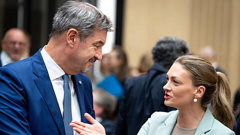 Bayerns Ministerpr&auml;sident Markus S&ouml;der (CSU) im Gespr&auml;ch mit Gesundheitsministerin Judith Gerlach. Ihr Ressort beaufsichtigt das Landesamt f&uuml;r Pflege.