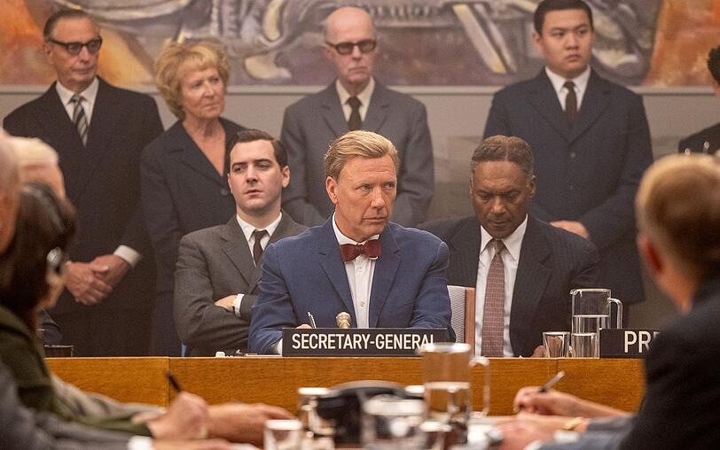 Dag Hammarskjöld (Mikael Persbrandt, Mitte) ist als UN-Generalsekretär vor allem in den frühen 60er-Jahren enorm gefordert. Dag Hammarskjöld (Mikael Persbrandt, Mitte) ist als UN-Generalsekretär vor allem in den frühen 60er-Jahren enorm gefordert.