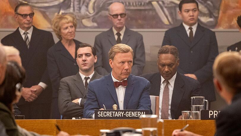 Dag Hammarskj&ouml;ld (Mikael Persbrandt, Mitte) ist als UN-Generalsekret&auml;r vor allem in den fr&uuml;hen 60er-Jahren enorm gefordert.