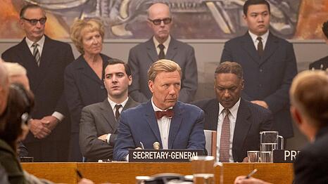 Dag Hammarskj&ouml;ld (Mikael Persbrandt, Mitte) ist als UN-Generalsekret&auml;r vor allem in den fr&uuml;hen 60er-Jahren enorm gefordert.