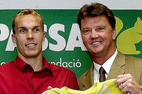 Dieses Bild entsteht am 10. Juli 2002 beim FC Barcelona: Trainer Louis van Gaal begrüßt Neuzugang Robert Enke.