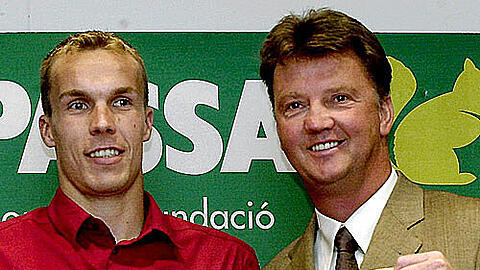 Dieses Bild entsteht am 10. Juli 2002 beim FC Barcelona: Trainer Louis van Gaal begrüßt Neuzugang Robert Enke.