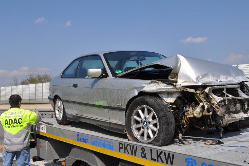 Der BMW-Fahrer, der seinen Wagen in die Leitplanke lenkte, wurde verletzt ins Krankenhaus gebracht.