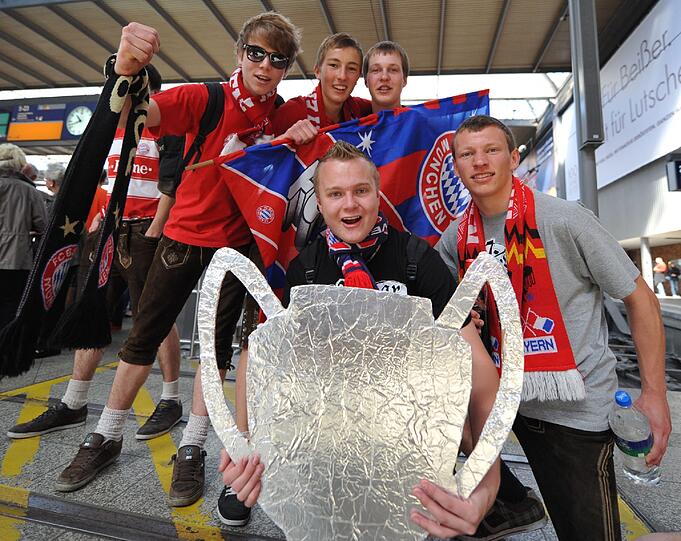 Größer als der echte, dafür leichter zu tragen: Diese Bayern-Fans haben ihren Pokal schon.