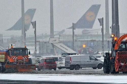 Besonders chaotische Zustände herrschen an den Flughäfen. Auch in München kommen die Räumfahrzeuge kaum noch hinterher.