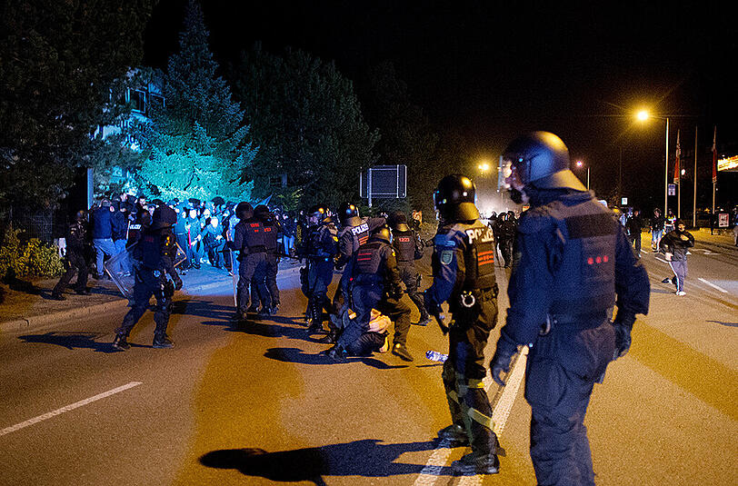 Auch am dritten Tag nach der Ankunft der Flüchtlinge ist es nachts zu Krawallen gekommen. Am Sonntag musste die Polizei kämpfe zwischen rechten und linken Demonstranten beenden. Die Bilder aus Heidenau.