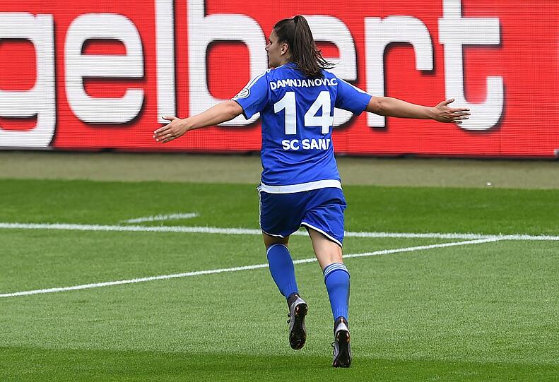 Sands Jovana Damnjanovic bejubelt ihren Treffer zum 1:1.