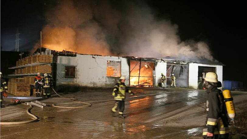 Die Ursache für den Brand ist noch unklar. Klicken Sie sich durch die Bilder des Feuerwehreinsatzes in Mettenheim.