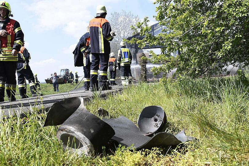 In Bruck brannte eine Lagerhalle bis auf die Grundmauern nieder, dabei explodierten auch zwei Gasflaschen.