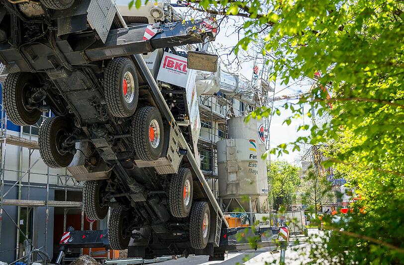 Ein 60 Tonnen schwerer Autokran ist auf einer Baustelle in München umgestürzt.