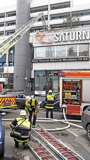 Nur zwölf Stunden nach dem ersten Brand, musste die Feuerwehr erneut zum Hotel in der Schwanthalerstraße ausrücken. Die Bilder vom Einsatz am Freitagmittag.