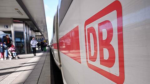 Fahrgäste in Nürnberg: Die Deutsche Bahn hatte das Angebot mit Beginn der Corona-Krise zurückgefahren. So waren zuvor zwischen München und Berlin sechs Sprinter-Verbindungen üblich. (Archivbild)