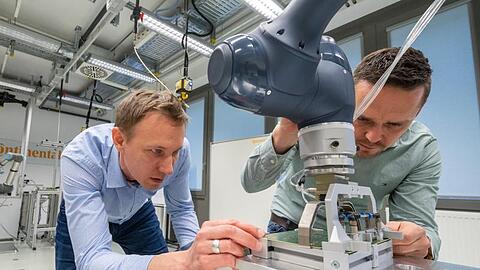 Continental-Mitarbeiter überprüfen im Test Center Robotics von Continental die Funktionen neuer Roboter.