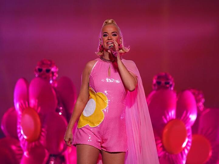 Katy Perry nach dem Kricket-Finalspiel der T20-Frauen-Weltmeisterschaft zwischen Australien und Indien auf der Bühne.
