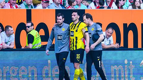 Dortmunds Mats Hummels läuft verletzt vom Platz.