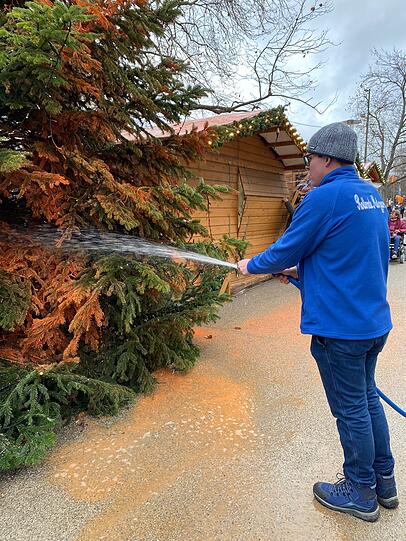 Die orange Farbe wurde später mit einem Wasserschlauch abgespritzt.