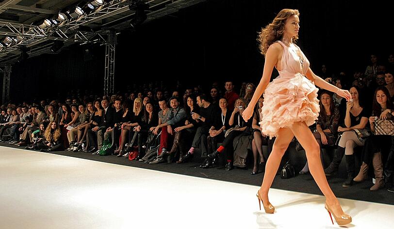 Irina Shayk macht auch auf dem Laufsteg eine sexy Figur. Hier präsentiert sie Mode des türkischen Labels  Damat&Tween.