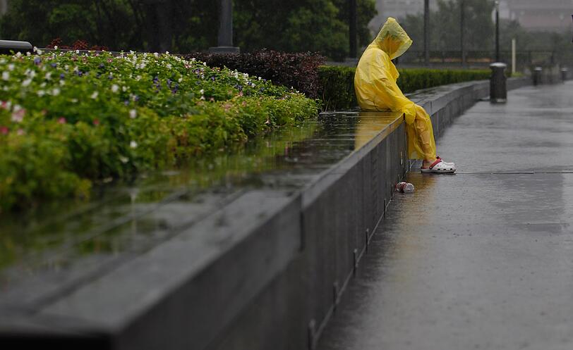 Brechen jetzt wieder die Deiche? &bdquo;Muifa&ldquo; war am Sonntag an der chinesischen Ostküste entlang gezogen und hatte dabei Stromleitungen und Plakatwände in Shanghai niedergerissen. China ist in Sorge.