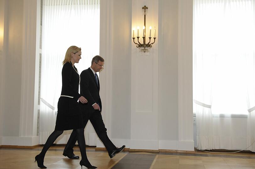 Christian Wulff mit seiner Frau Bettina bei der Presseerklärung im Schloss Bellevue.