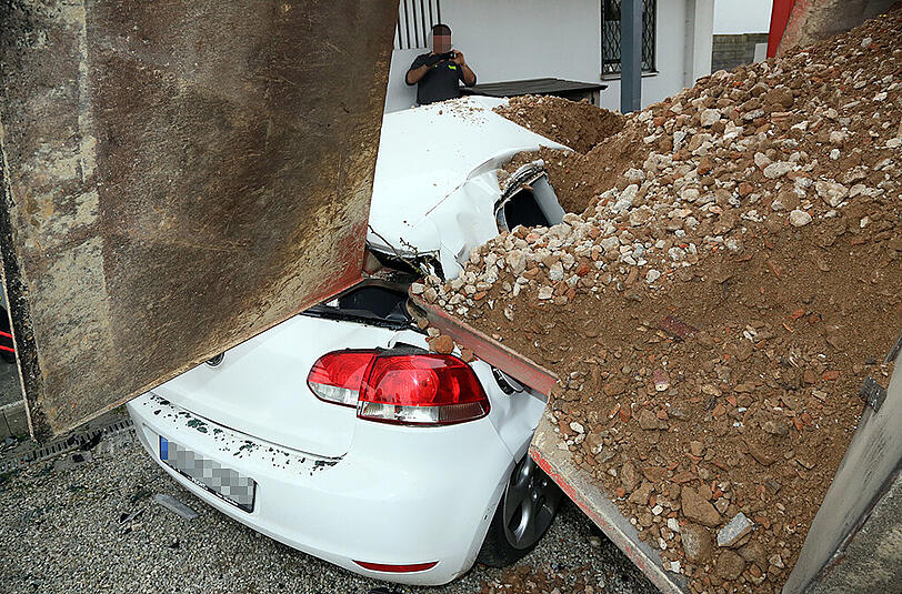In Dorfen hat ein umgestürzter Lkw zwei Pkw zerstört. Die Bilder.