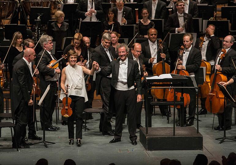 Franz Welser-Möst, die Geigerin Leila Josefowicz und das Cleveland Orchestra in Salzburg.