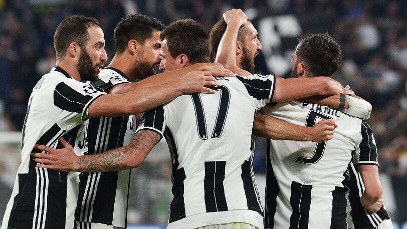 Turins Giorgio Chiellini (2.v.r.) jubelt mit seinen Teamkollegen über seinen Treffer zum 3:0.