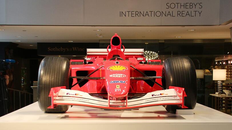 Zeitlose rote Göttin: Michael Schumachers WM-Ferrari von 2001 ist in New York versteigert worden.