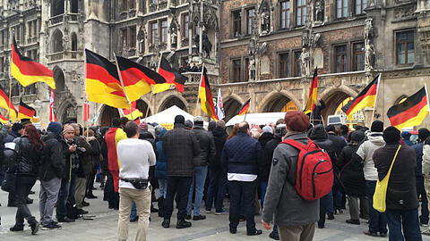 Mit fliegenden Fahnen: Pegida- und Anti-Pegida-Demonstration am Münchner Marienplatz.