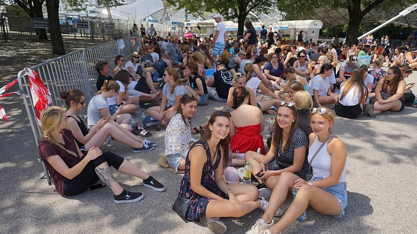 Stunden vor dem Konzert füllt sich der Platz vor dem Olympiastadion mit Ed-Sheeran-Fans. Die Bilder vom Fan-Andrang.
