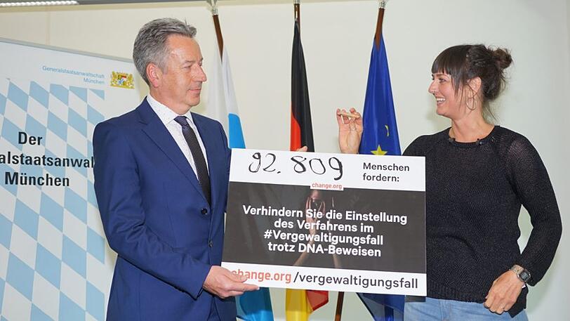Mitte April 2019: Nina Fuchs übergibt dem ständigen Vertreter des Generalbundesanwalts Thomas Weidt die Petition.