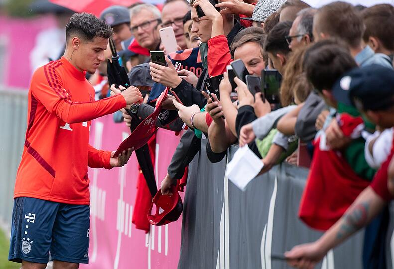 Das Autogramm des Weltstars ist bei den Bayern-Fans natürlich sehr gefragt.