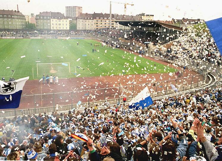 Das waren Zeiten: Die 60er-Fans jubeln im &bdquo;Grünwalder&ldquo;. Horst Walter findet es gut, dass das Stadion erhalten und für den weiteren Betrieb saniert wird.