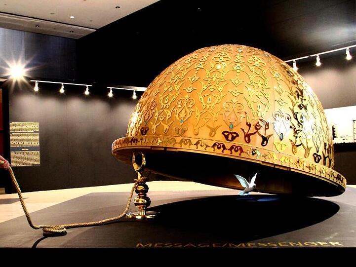 Die vom saudischen Künstler Abdulnasser Gharem geschaffene Skulptur "Message/Messenger" wurde 2011 vom Auktionshaus Christie&rsquo;s in Dubai für 842.000 US-Dollar verkauft.