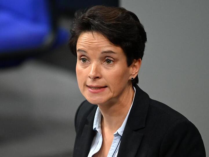 Frauke Petry (fraktionslos), Abgeodnete, ist im Deutschen Bundestag auf dem Weg zum Rednerpult. Foto: Ralf Hirschberger/Archiv