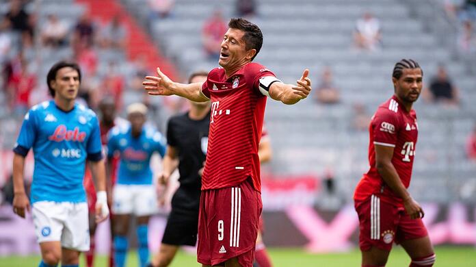 Etwas ratlos? Die Bayern um Robert Lewandowski (r.).