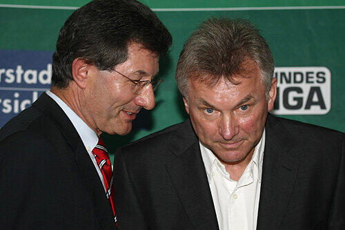 Der dritte Versuch: SpVgg-Chef Helmut Hack (links) vertraut Benno Möhlmann &bdquo;blind&ldquo;.