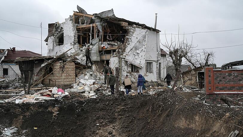 Ein Raketenangriff hat ein Haus im ukrainischen Hlewacha schwer beschädigt.