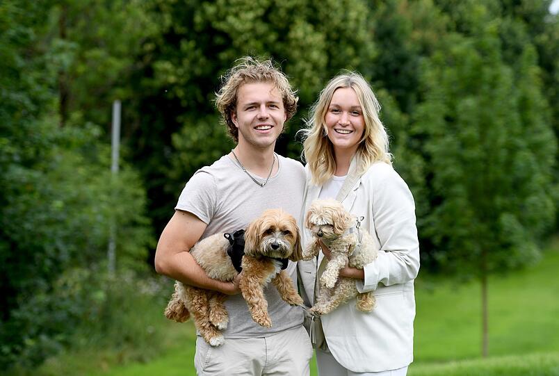 Tierisch gut drauf: Joel Beckenbauer mit seiner Freundin Jessica und ihren Hunden Frieda und Balou.