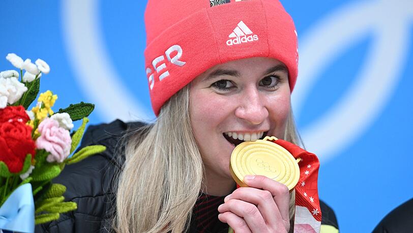 Natalie Geisenberge feiert mit ihrer Goldmedaille bei den Olympischen Winterspielen 2022. Die sechsmalige Rodel-Olympiasiegerin beendet nun ihre Karriere. Natalie Geisenberge feiert mit ihrer Goldmedaille bei den Olympischen Winterspielen 2022. Die sechsmalige Rodel-Olympiasiegerin beendet nun ihre Karriere.