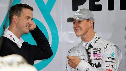 Ralf und Michael Schumacher am Rande des Formel-1-Grand-Prix in Suzuka im Oktober 2010