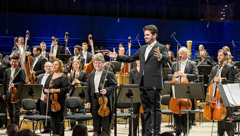 Zwei-Orchester-mit-Mahler-Lahav-Shani-dirigiert-die-Symphonie-mit-dem-Hammer