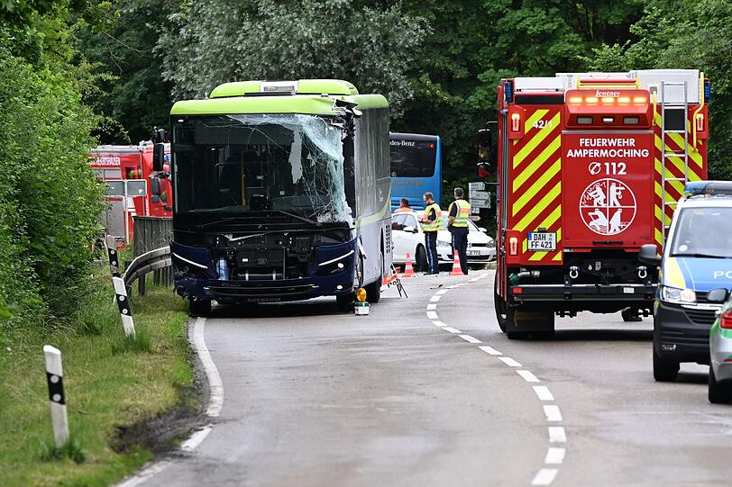 Mehr als 100 Rettungskräfte waren nach dem Unfall im Landkreis Dachau im Einsatz. Mehr als 100 Rettungskräfte waren nach dem Unfall im Landkreis Dachau im Einsatz.