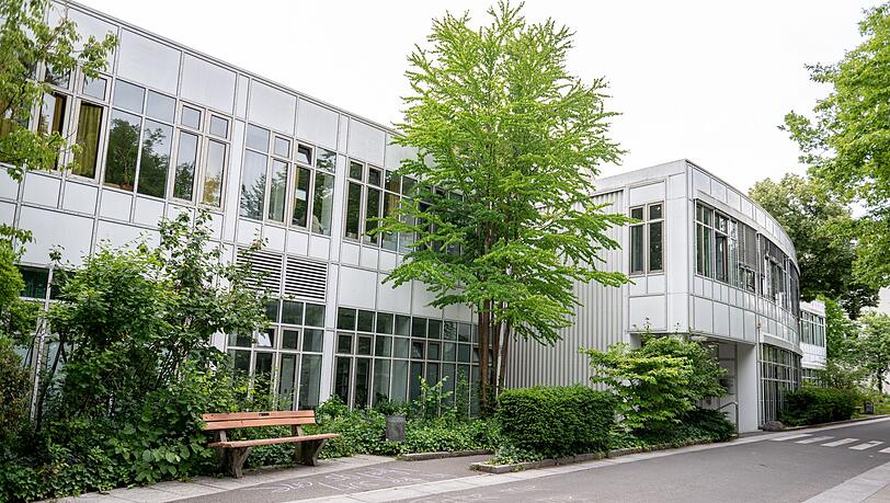 Das Gebäude der Klinik für Psychiatrie, Psychotherapie und Psychosomatik. Das Gebäude der Klinik für Psychiatrie, Psychotherapie und Psychosomatik.